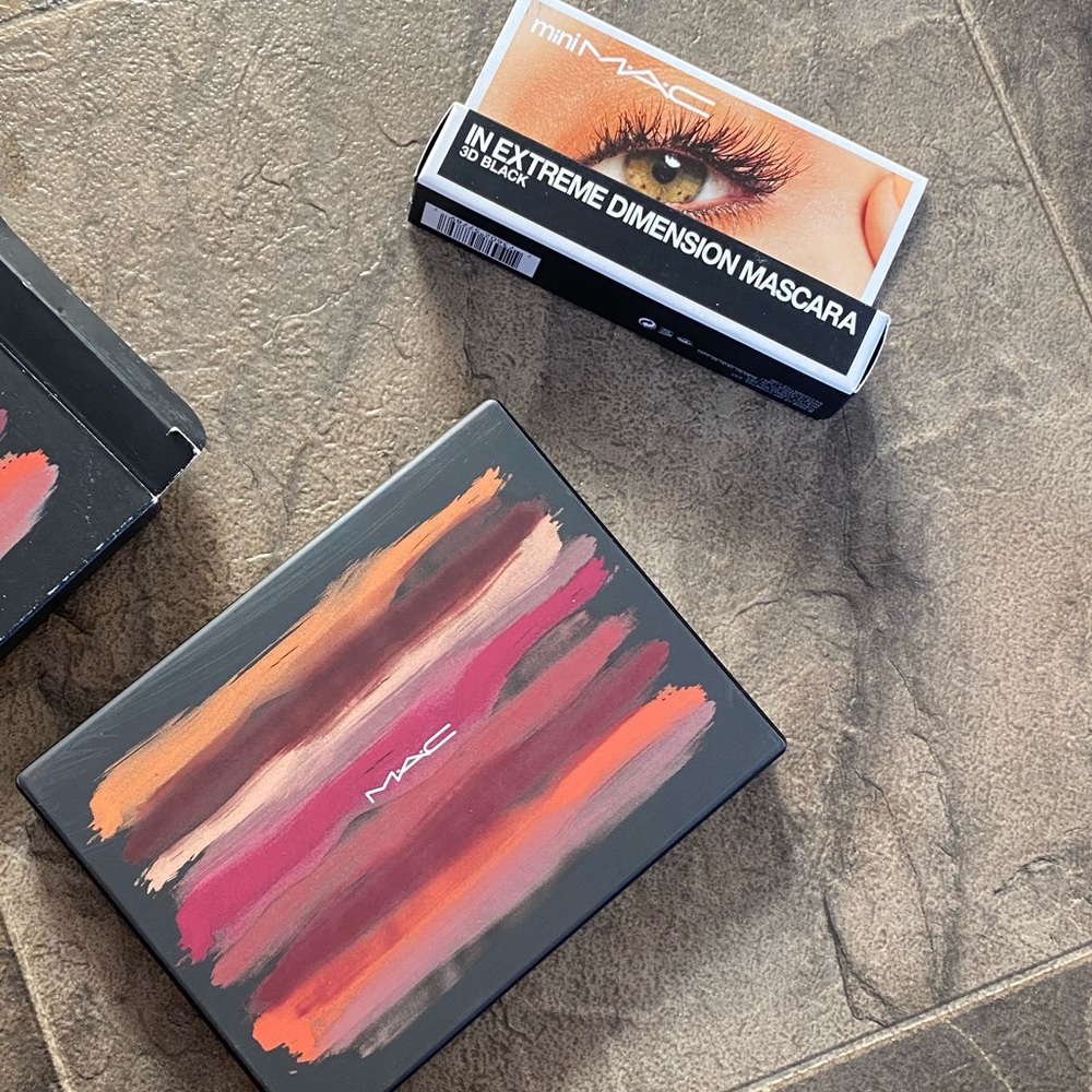 MAC cosmetics Eyeshadow kit and eyeliner NEW!